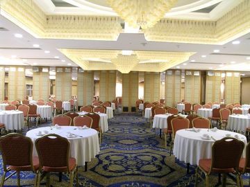 Banquet Hall Sliding Interior Room Soundproof Movable Partition Walls with Passing Door