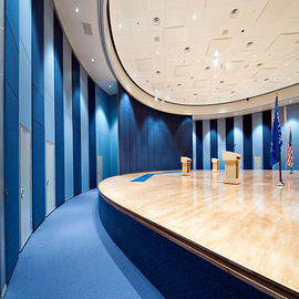 बड़े बैंक्वेट हॉल डिवाइड फंक्शन रूम की फ़्लोटिंग स्लाइडिंग इंस्टेंट पार्टिशनिंग मूवेबल वॉल