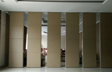 दफ्तर के बैठक कक्ष के लिए लकड़ी के पैनलों की तह दीवार फिसलने वाले खुलने और बंधने वाले दरवाजे