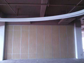 प्रदर्शनी कक्ष के लिए एल्यूमिनियम ट्रैक व्हील पोर्टेबल लकड़ी स्लाइडिंग दीवार पैनल