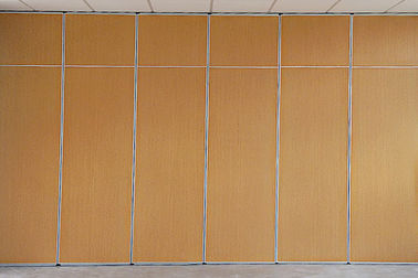 बैंक्वेट हॉल ध्वनिक जंगम लकड़ी कक्ष विभाजन / स्लाइडिंग ध्वनि सबूत विभाजन दीवार