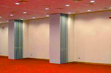 बैठक कक्ष शीर्ष लटकाने प्रणाली के लिए सजावटी सामग्री जंगम स्लाइडिंग विभाजन दीवारें