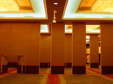 सम्मेलन हॉल अनुकूलित रंग के लिए ध्वनिरोधी लकड़ी मोबाइल स्लाइडिंग विभाजन दीवारें