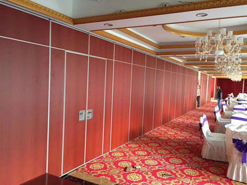 कार्यालय के लिए कपड़ा सतह एमडीएफ बोर्ड ध्वनिक लकड़ी फोल्डिंग विभाजन दीवार पैनलों