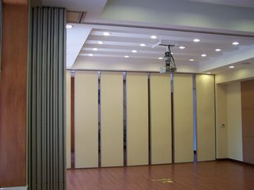 जंगम ट्रैक कार्यालय विभाजन दीवार कपड़ा सतह एल्यूमिनियम तह दरवाजा प्रणाली
