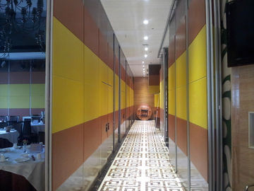 होटल वाणिज्यिक फर्नीचर के लिए कस्टम लकड़ी स्लाइडिंग जंगम दीवार विभाजन