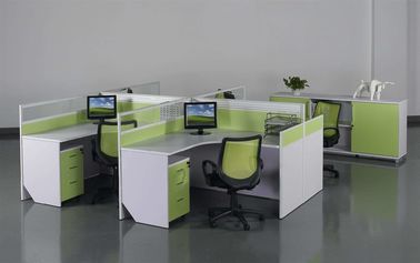 Cusomized लकड़ी की सामग्री 4 सीटें कार्यालय डेस्क क्यूबिकल मल्टी कलर आसान स्थापित करने के लिए