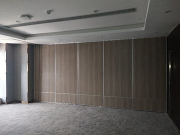 आधुनिक वाणिज्यिक फर्नीचर जंगम साउंडप्रूफ डिवाइडर सम्मेलन कक्ष तह दीवार विभाजन