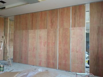 बैंक्वेट हॉल में ध्वनिरोधी संचालन दीवार लकड़ी की ध्वनि इन्सुलेशन जंगम विभाजन की दीवारें
