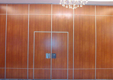 एल्यूमीनियम फ्रेम स्लाइडिंग तह साउंडप्रूफ जंगम विभाजन दीवारों लकड़ी के बैंक्वेट हॉल विभाजन