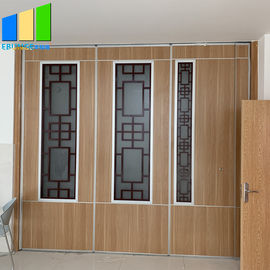 जंगम फिसलने वाले विभाजन दीवारें एल्यूमीनियम फ्रेम के साथ ग्रिल ग्लास डिज़ाइन को शामिल करती हैं