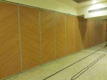 एकल / डबल दरवाजे के साथ बॉलरूम लकड़ी स्लाइडिंग ध्वनिक होटल विभाजन दीवारें