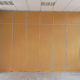 बैठक कक्ष तह विभाजन दरवाजे के माध्यम से पारित के साथ दीवारों