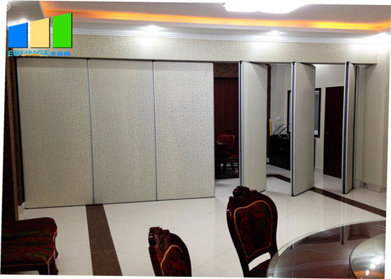 नाइजीरिया होटल जंगम विभाजन दीवार ध्वनिक लकड़ी के विभिन्न प्रकार के रंग के साथ तह विभाजन दीवार